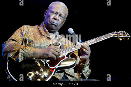 (Dpa) - US-amerikanischer Bluesmusiker b.b. King führt mit seiner Gitarre "Lucille" vor mehr als 3.000 Zuschauern auf der Open-Air-Bühne der Kunst- und Ausstellungshalle Halle in Bonn, Deutschland, 25. Juni 2005. Während seiner mehr als 50 Jahre währenden Karriere gewann die legendären b.b. King mehrere Grammys und viele andere Auszeichnungen. 1987 erhielt er einen Platz in der Rock ' n Roll Hall Of Fame. Sein Album "Live at das Regal" heißt eines der besten Alben aller Zeiten. / picture Alliance Stockfoto