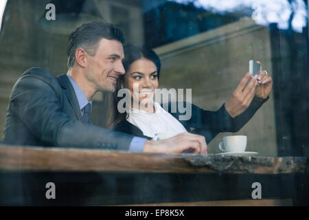 Lächeln, Geschäftsfrau und Geschäftsmann, Selfie Foto auf Smartphone im café Stockfoto