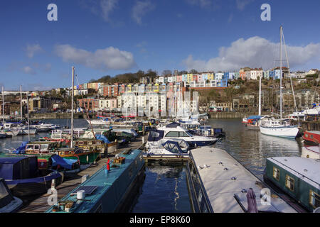 Blick auf die bunten Reihenhäuser und Bristol Marina über Floating Harbour, Bristol, UK Stockfoto