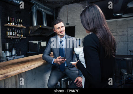 Glücklich Kaufmann und Geschäftsfrau im Café Pause haben Stockfoto