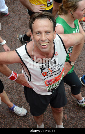 BBC News Moderator Ben Brown vervollständigt den Jungfrau-Geld-London-Marathon für Herz-Risiko in der jungen, deren Schirmherr er ist Stockfoto