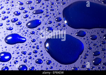 Pools von Wassertropfen von hell blau metallic mit weißen Exemplar reflektiert Stockfoto