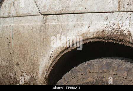 Weißen Jeep in getrockneten Schlamm Spritzwasser und Schmutz bedeckt Stockfoto