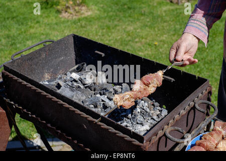 Vorbereitung von Shish Kebab im Freien. Mittagessen in einem Landhaus. Picknick im Wochenende. Stockfoto