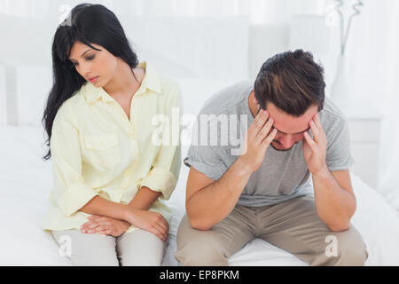 Frau mit Freund während eines Kampfes blickte schmollen Stockfoto