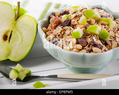 Schüssel mit Müsli und Green Apple für ein Nealthy Frühstück Stockfoto