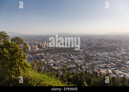 Blick auf Santiago de Chile von Terraza Bellavista, Parque Metropolitano de Santiago Stockfoto