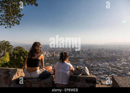 zwei Mädchen, die Aussicht von Santiago de Chile, von Terraza Bellavista, Parque Metropolitano de Santiago Stockfoto