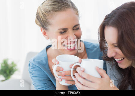 Freunde, die platzen vor Lachen bei Kaffee Stockfoto