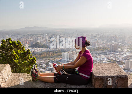 Entspannen mit Blick auf Santiago de Chile von Terraza Bellavista, Parque Metropolitano de Santiago Sportlerin Stockfoto