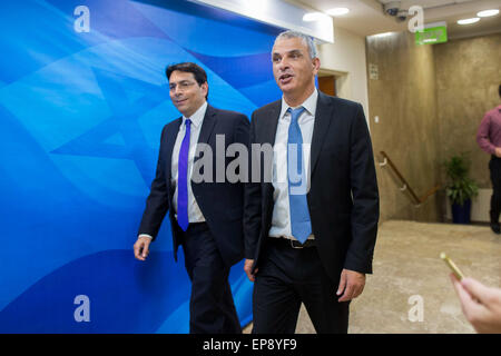 Jerusalem. 15. Mai 2015. Incoming Israeli Finance Minister Moshe Kahlon (R) kommt der ersten Kabinettssitzung der 34. die israelische Regierung im Amt des Premierministers in Jerusalem, am 15. Mai 2015. Der israelische Ministerpräsident Benjamin Netanyahu rechten Koalitionsregierung seinen Amtseid in späten Donnerstagabend, nachdem das Parlament mit einer hauchdünnen 61-59-Mehrheit angenommen. Bildnachweis: JINI/Yonatan Sindel/Xinhua/Alamy Live-Nachrichten Stockfoto