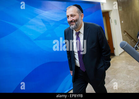 Jerusalem. 15. Mai 2015. Eingehende israelische Wirtschaftsminister Aryeh Deri kommt für die erste Kabinettssitzung Israels 34. Regierung im Amt des Premierministers in Jerusalem, am 15. Mai 2015. Der israelische Ministerpräsident Benjamin Netanyahu rechten Koalitionsregierung seinen Amtseid in späten Donnerstagabend, nachdem das Parlament mit einer hauchdünnen 61-59-Mehrheit angenommen. Bildnachweis: JINI/Yonatan Sindel/Xinhua/Alamy Live-Nachrichten Stockfoto