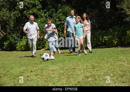 Glücklich Multi-Generationen-Familie Fußball spielen Stockfoto