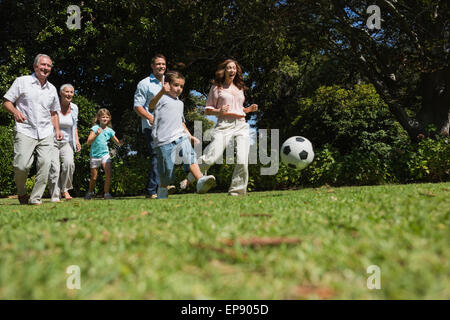 Fröhliche Multi-Generationen-Familie Fußball spielen Stockfoto