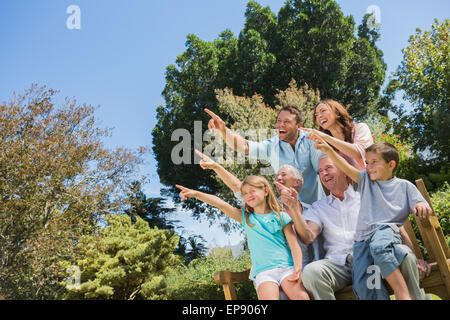 Nette Familie und Großeltern zeigen in den Himmel Stockfoto