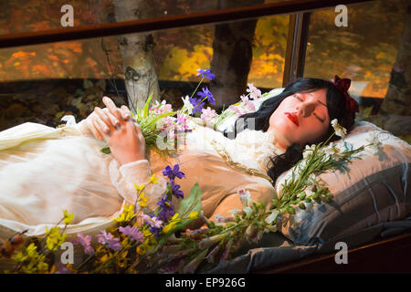 London, UK. 14. Mai 2015. Snow White schläft in einem gläsernen Sarg. Die Ausstellung "The Power von Poison", Poison Rolle in der Natur, Gesundheit, Geschichte, Literatur und Mythos von einer Ausstellung, die durch das American Museum of Natural History Versandkäfigen angepasst zu erforschen öffnet um die alte Truman Brauerei/Brick Lane am 16. Mai und läuft bis 6. September 2015. Stockfoto