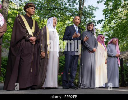 Camp David, USA. 14. Mai 2015. US-Präsident Barack Obama liefert Hinweise nach dem Golf Zusammenarbeit Rat-USA-Gipfel in Camp David am 14. Mai 2015. Obama war, von links nach rechts, stellvertretender Ministerpräsident von Oman, Sayyid Fahad Bin Mahmood Al Said Zwangspause einlegen. Kuwaits Emir Scheich Sabah Al-Ahmad Al-Jaber Al-Sabah; Katars Emir Scheich Tamim bin Hamad Al-Thani; Saudi Arabien Kronprinz Mohammed bin Nayef; und Generalsekretär des Golf-Kooperationsrates, Abdul Latif Sortierfach Rashid Al-Zayani von Bahrain. Bildnachweis: Dpa picture Alliance/Alamy Live News Stockfoto