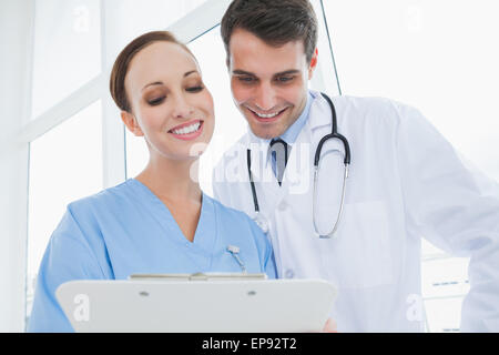 Fröhliche Arzt und Chirurg Anzeigen von Dokumenten Stockfoto