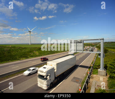 Datenverkehrs stromerzeugende Windmühlen von m1 Autobahn Sheffield Vereinigtes Königreich Stockfoto