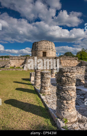 Säulen am plaza, El Templo Redondo (abgerundeter Tempel), Maya Ruinen an der archäologischen Stätte Mayapan, Yucatan Staat, Mexiko Stockfoto