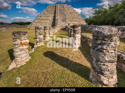 Spalten im Plaza, El Castillo de Kukulcan (Tempel des Kukulcan), Pyramide, Maya-Ruinen in Mayapan archäologische Website, Bundesstaates Yucatán Stockfoto