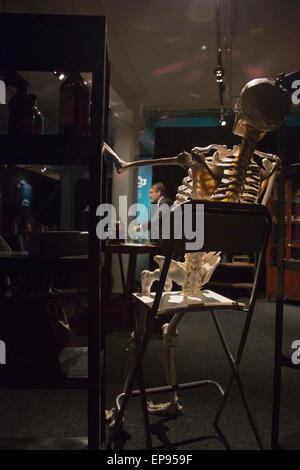 London, UK. 14. Mai 2015. Kurator Mark Siddall hält eine Ansprache über Gifte. Die Ausstellung "The Power von Poison", Poison Rolle in der Natur, Gesundheit, Geschichte, Literatur und Mythos von einer Ausstellung, die durch das American Museum of Natural History Versandkäfigen angepasst zu erforschen öffnet um die alte Truman Brauerei/Brick Lane am 16. Mai und läuft bis 6. September 2015. Foto: Bettina Strenske Stockfoto