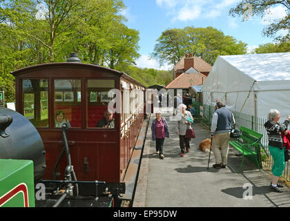 Lynton & Barnstaple schmale Guage Dampfeisenbahn an Woody Bay Station, Nord-Devon England Zug am Bahnsteig Stockfoto