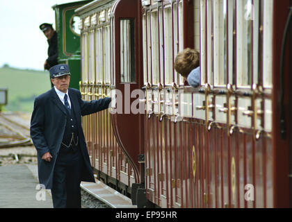 Lynton & Barnstaple schmalen Guage Dampfeisenbahn an Woody Bay Station, Nord-Devon England mit Guard und Fahrer Stockfoto
