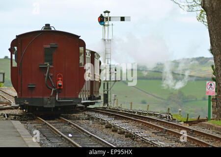 Lynton & Barnstaple schmale Guage Dampfeisenbahn an Woody Bay Station, North Devon England einen Zug verlässt den Bahnhof Stockfoto
