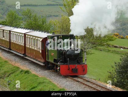 Lynton & Barnstaple schmale Guage Dampfeisenbahn an Woody Bay Station, North Devon England Isaac zieht einen Zug in den Bahnhof Stockfoto