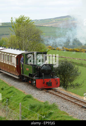 Lynton & Barnstaple schmale Guage Dampfeisenbahn an Woody Bay Station, North Devon England Isaac zieht einen Zug in den Bahnhof Stockfoto