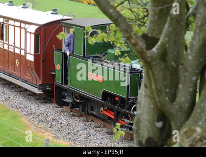 Lynton & Barnstaple schmale Guage Dampfeisenbahn an Woody Bay Station, North Devon England Isaac zieht einen Zug in den Bahnhof Stockfoto