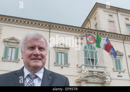 Rom, Deutschland. 15. Mai 2015. Der Premier von Bayern Horst Seehofer (CSU) steht vor Palazzo del Quirinale, der offizielle Sitz des italienischen Staatspräsidenten in Rom, Deutschland, 15. Mai 2015. Der bayerische Regierungschef ist zu einem offiziellen Besuch nach Italien, europäische Flüchtlingspolitik neben anderen Themen zu diskutieren. Foto: Armin Weigel/Dpa/Alamy Live-Nachrichten Stockfoto