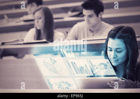 Student an der Universität arbeiten an ihrem futuristischen TabletPC Stockfoto