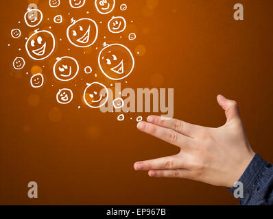 Gruppe von happy Smiley-Gesichter aus der Pistole geformte Hände Stockfoto