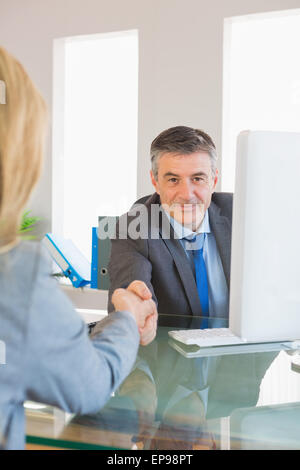 Inhalt Geschäftsmann schüttelte die Hand des einen Interviewpartner Stockfoto