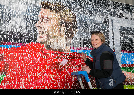 Ein Wandbild Portrait der abfliegenden FC Liverpool Kapitän Steven Gerrard, Liverpool, Merseyside, UK, 15. Mai 2015 Die Stevie Gerrard Wand ist abgeschlossen. Artist Kara Strachan, von Shropshire, fügt das letzte Detail Tribut Wandbild Kunstwerk, 8 m x 4 m Bild, feiert seine 27 Jahre bei Liverpool, seine Karriere mit dem Football Club zu markieren, der lokalen Zeitung "Gerrard Wand beauftragt", wo Fans und Familien ihre eigenen Nachrichten verlassen konnte. Gerrard's Karriere Geschichte umfasst drei Liga Cup, zwei FA Cups, UEFA Cup und der Champions League im Jahr 2005 gewinnen. Stockfoto