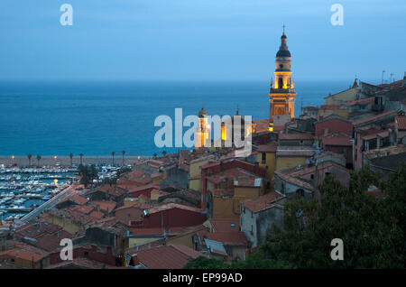 Menton Altstadt in der Abenddämmerung, Frankreich Stockfoto