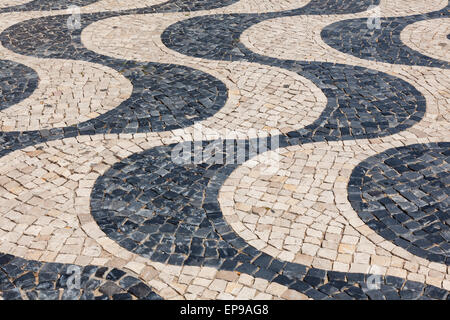 Typische portugiesische Kopfsteinpflaster handgefertigte Pflaster Calçada in Lissabon, Portugal Stockfoto