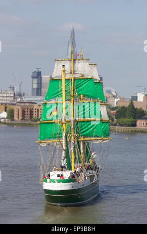 London, UK. 15. Mai 2015. Deutsche Sail Training ship Alexander von Humboldt II auf Themse flussaufwärts mit Splitter als zusätzliche Segel und Teil des London Eye im Hintergrund, London. Bildnachweis: Glenn Sontag/Alamy Live-Nachrichten Stockfoto