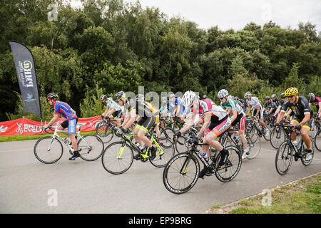 Männer Criterium Bike Race riders Einstellung weg auf einer Straße aus dem Stand von britischen Radfahren an Fowlmead Country Park Kent UK organisiert Stockfoto