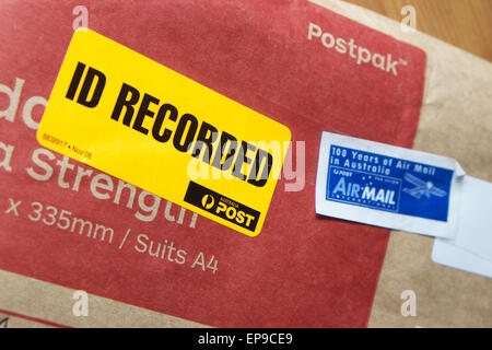 Australia Post Postpak Handumdrehen Tasche mit ID aufgezeichnet Lieferung und Luftpost-Etiketten Stockfoto