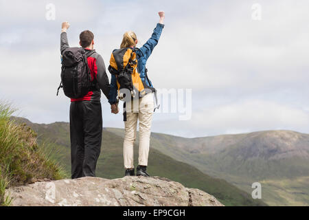 Aufgeregt paar oben auf ihrer Wanderung zu erreichen und jubeln Stockfoto