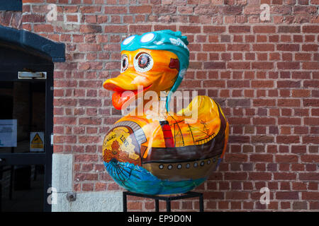 Cunard Line Painted Duck in Liverpool, Merseyside, UK 15. Mai 2015 Giant Cunard Duck auf der Liverpool Duck Trail. Die ersten Enten auf dem Liverpool Duck Trail, die von AquaDucked in Auftrag gegeben wurden, wurden rund um die Waterfront, Liverpool One und das Albert Dock positioniert. Insgesamt 20 werden rund um das Stadtzentrum für die LightNight-Veranstaltung positioniert. Sie sind gemalt, um eine ‘Liverpool First’ zu markieren, Errungenschaften, die als Weltneuheit anerkannt wurden. Stockfoto