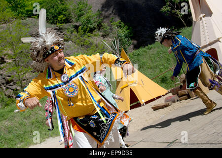 Radebeul, Deutschland. 15. Mai 2015. Tänzer Heide Hill (L) und Gaehnew Printup der Oneida Indian Nation aus den USA führen in Radebeul, Deutschland, 15. Mai 2015. 24. Karl May Festival läuft von 15 bis 17 Mai unter dem Motto ". und Friede auf Erden ". Foto: Arno Burgi/Dpa/Alamy Live-Nachrichten Stockfoto