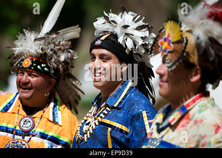 Radebeul, Deutschland. 15. Mai 2015. Tänzer Heide Hill (L-R), Gaehnew Printup und Jordan Smith der Oneida Indian Nation aus dem US-Lächeln in Radebeul, Deutschland, 15. Mai 2015. 24. Karl May Festival läuft von 15 bis 17 Mai unter dem Motto ". und Friede auf Erden ". Foto: Arno Burgi/Dpa/Alamy Live-Nachrichten Stockfoto