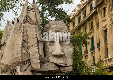 1992-Skulptur von Enrique Villalobos, Pueblo Indígena gewidmet. Ureinwohner, Plaza de Armas, Chile Stockfoto