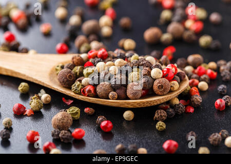 Mischung aus Paprika auf einem Holzlöffel Stockfoto