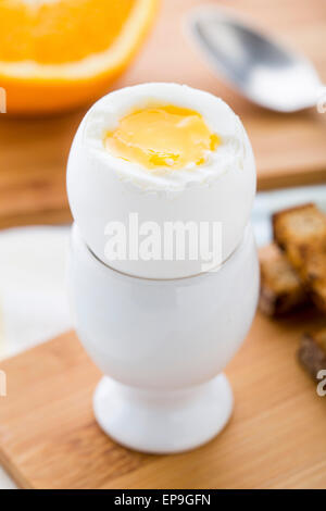 Frühstück mit weich gekochten Eiern und toast Soldaten Stockfoto