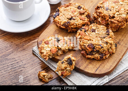 Hausgemachte Haferkekse mit Samen, Nüssen und Rosinen Stockfoto